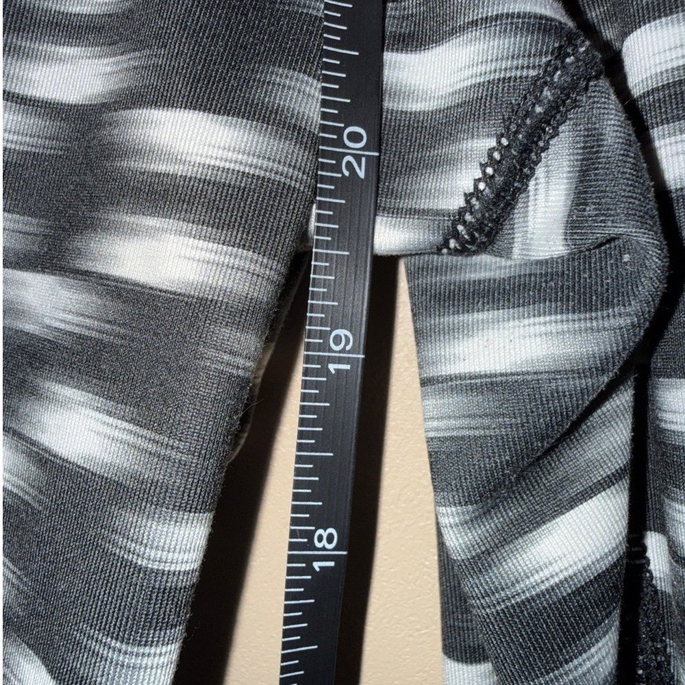 Nike Dri-FIT Run Fast Live Fearless Capri Leggings Women's L Zip Pocket‎ 20.5in - Picture 5 of 8